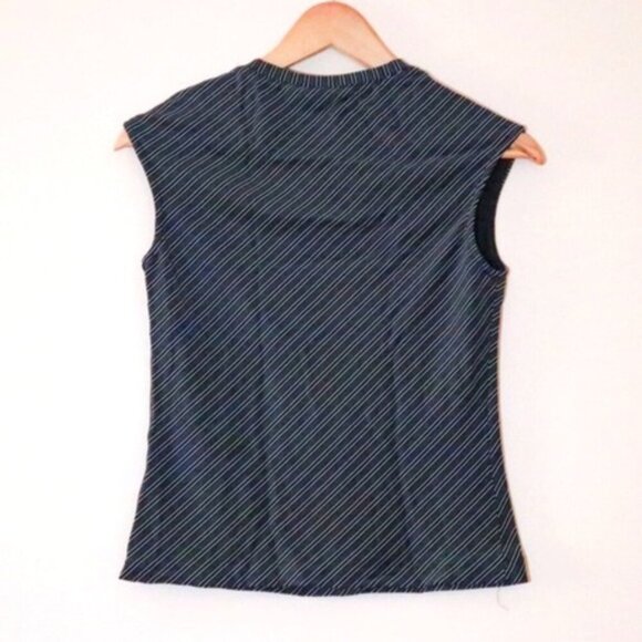 Black and White Stripe V-Neck Sleeveless Top - Picture 2 of 4